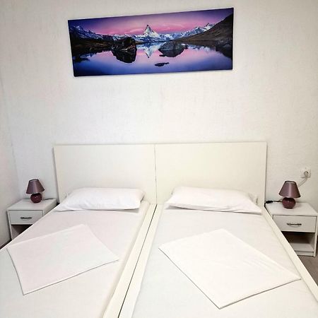 Split Apartment Екстер'єр фото