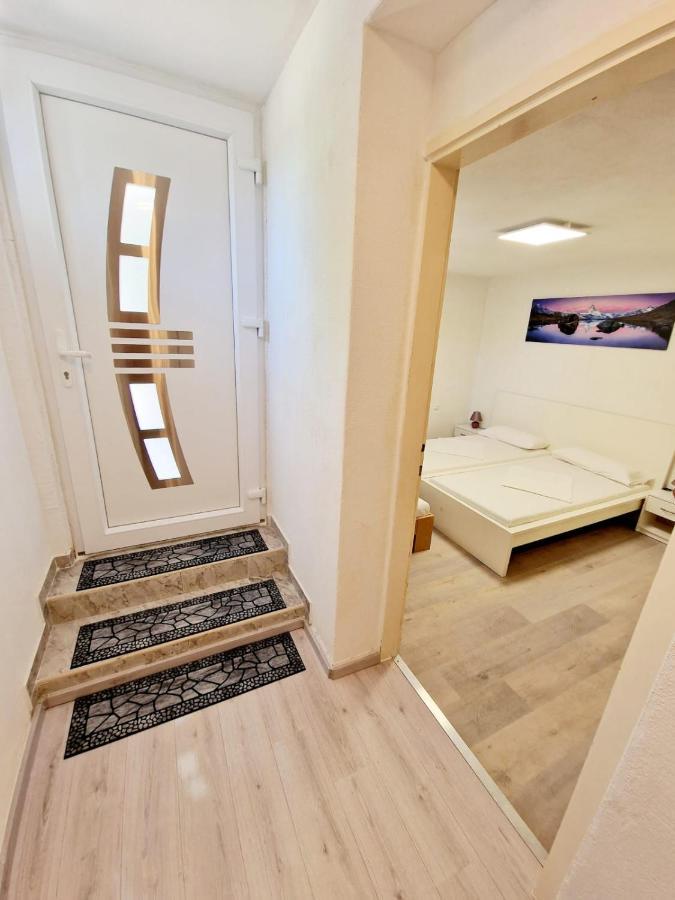 Split Apartment Екстер'єр фото